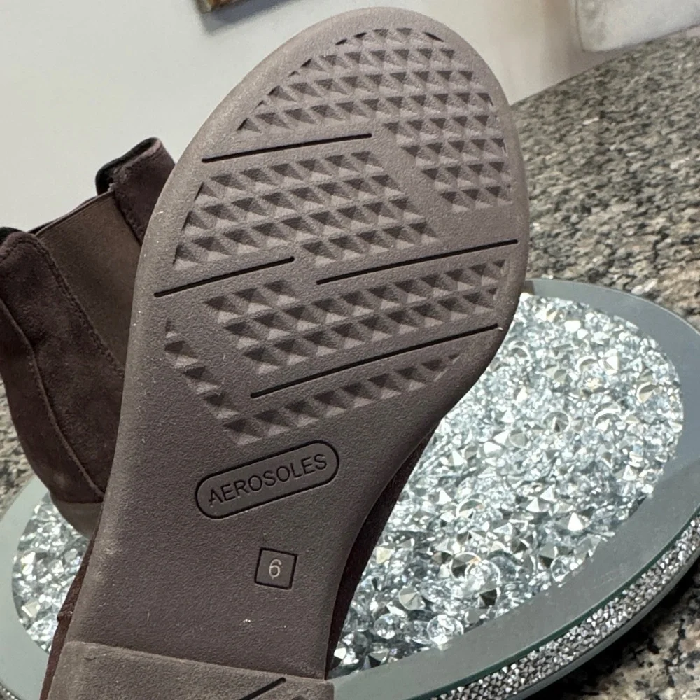 AEROSOLES Step Dance Brown suede leather Ankle Bootie NWOT 6